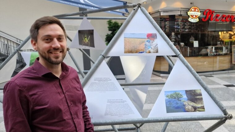 Simon Lieb steht neben dem von ihm beigesteuerten Exponat in der Goethe Galerie Jena