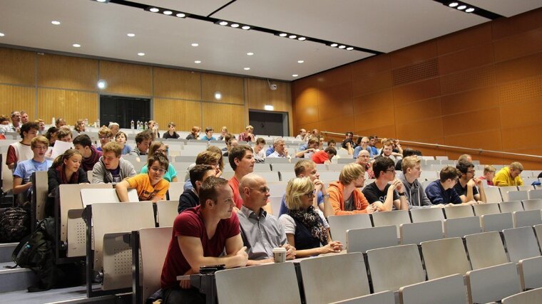 Das Publikum bei der Projektpräsentation wartet gespannt darauf zu sehen, was die Teilnehmenden des ersten Sommercamps entwickelt haben.