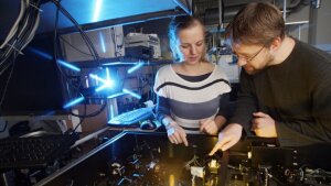 Wissenschaftler*innen der Uni Jena arbeiten an einem Laser-Experiment