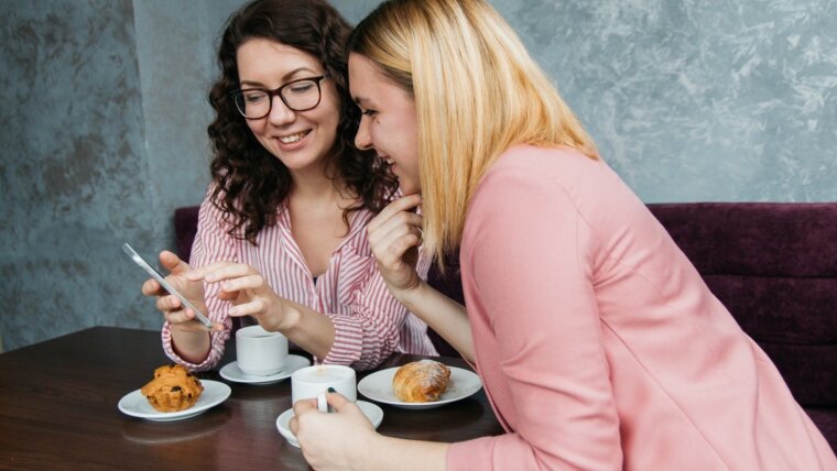 Zwei junge Frauen in einem Café